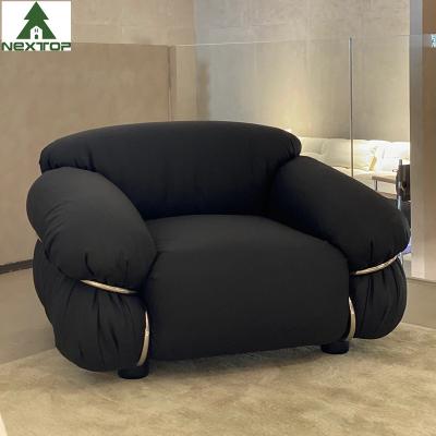 China OEM Hotel Bedroom Furniture Fabric Single Black Sofa Chair Puffy Exterior Villa Living Room Te koop