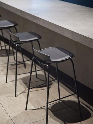 中国 Classic Black Bar Stool Light Weight And Sophisticated Leather Bar Chairs 販売のため