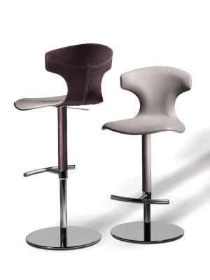 中国 Adjustable Stylish Bar Stools Modern White Minimalist SS Base For Casual Entertainment Area 販売のため