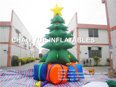 China Spielen Sie Partei-Dekorations-aufblasbaren Weihnachtsbaum mit den Roten/Grün-Geschenkboxen die Hauptrolle zu verkaufen