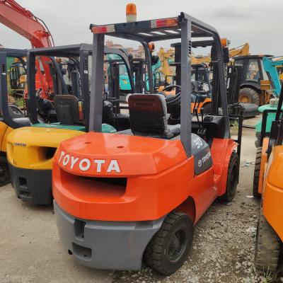 Cina 2001-4000 Orari di lavoro utilizzato 3 tonnellate di Toyota forklift diesel per le vostre esigenze di costruzione in vendita