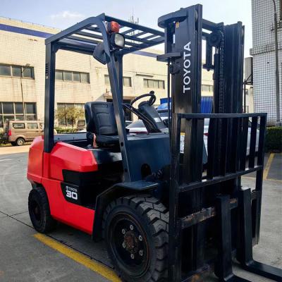 Cina Toyota Forklift FD30 3 tonnellate usato camion di forchetta diesel con colore originale in vendita