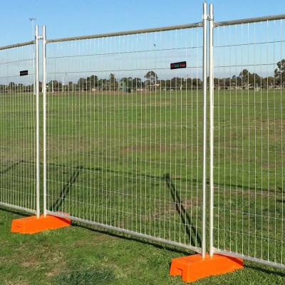 China Easily Assembled Plastic Dip Coated Wrought Iron Wire Mesh Sports Field Temporary Removable Fence for sale