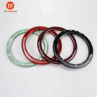 China Factory Sale Luxury O Shaped Resin Ring Shaped Acrylic Wrist Grip For Women Pinch In Many Colors For Your Choose for sale