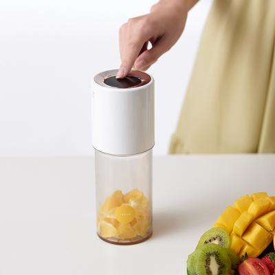 China New High Quality Car Mini Plastic Juicer Cup USB Personal Portable Blender for Shakes and Smoothies for sale