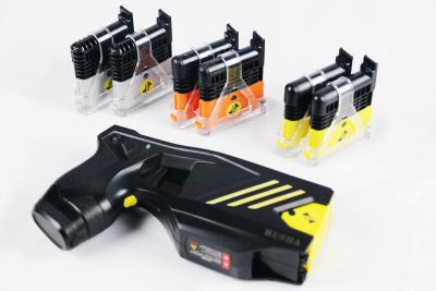 China IP57 Wasserdichte Fernbedienung Polizei Stun Gun mit elektrischem Schock Pfefferspray zu verkaufen