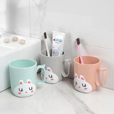 China Customized Logo Viable Accept Durable Plastic Material Mouthwash Toothbrush Cup With Handle Bathroom Toothbrush Cup for sale