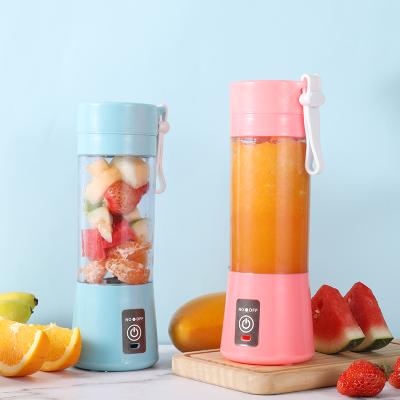 China Outdoor Portable Electric Fruit Juice Cup Charging Mini Juicer Fruit and Vegetable Blender Blender for sale