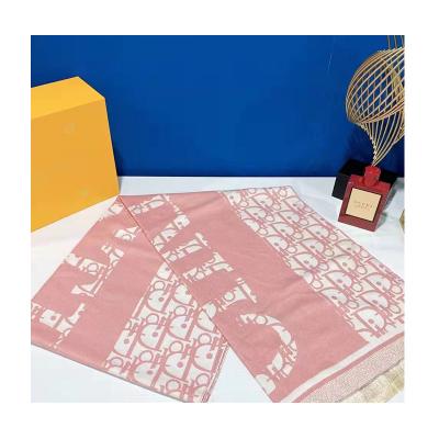 China Scraf luxuty printed scerves of the big square high quality women's silk scarf for sale