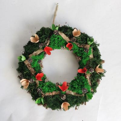 China Christmas wooden garlands are made of wood and hand decorated for different activities for sale