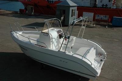 China Comformtable 6m Simple Pleasure Yacht White Outboard Engine With Console for sale