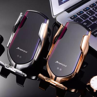 China Universal Car Fastening Wireless Charger R1 USB-c Car Magnet Sensor Qi Charger Mobile Phone Universal Smart Wireless Charger Stand for sale