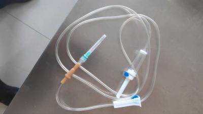 中国 Disposable Infusion Set with Micro-porous Filter 15-60 Drops/ml Flow Rate 販売のため