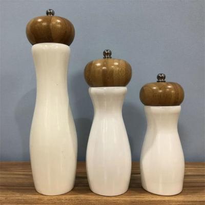 China Sustainable White Wood Manual Grinding Salt And Pepper Shakers for sale