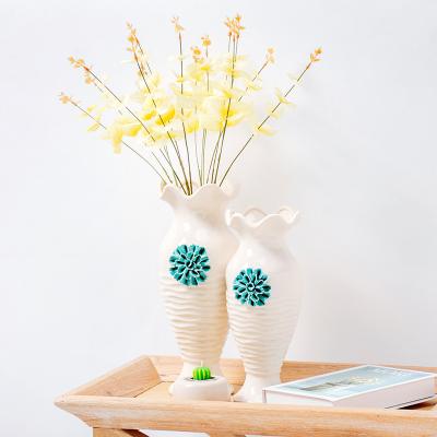 China Creation Home Accessories High Temperature Fired White Vase With Blue Flower For Home For Hotel For Wedding In Stock for sale