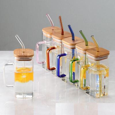 Chine Morden Luxury Forme carrée Enfants verre jus de boisson tasse de lait avec poignée colorée couvercle en bambou paille en verre à vendre