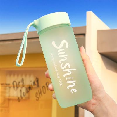 China Minimalist Design Style 600Ml Portable Plastic Cup Custom Logo Acceptable for Outdoor for sale