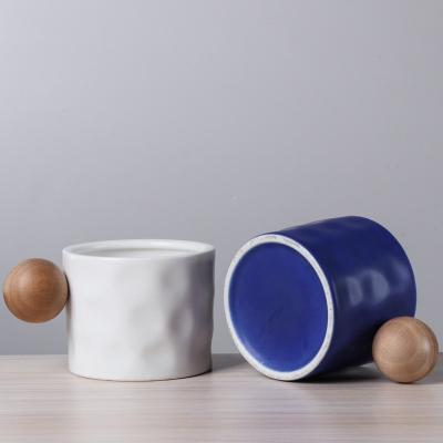 Chine 330ml tasse de café en céramique bleu et blanc avec poignée sphérique en bois pour cadeaux d'affaires à vendre