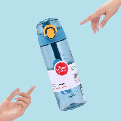 China 600 ml Tritan Durchsichtige Wasserflasche Kunststoff Sportgetränke Flasche mit Deckel zu verkaufen