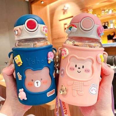 China 620 ml de pegatina 3D portátil botella de agua de plástico diseño de oso lindo para niños y estudiantes en venta