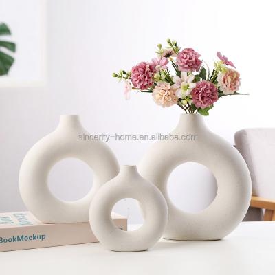 China Minimalist Amazon decoration living room flower table porch home decoration creative ceramic vase for sale