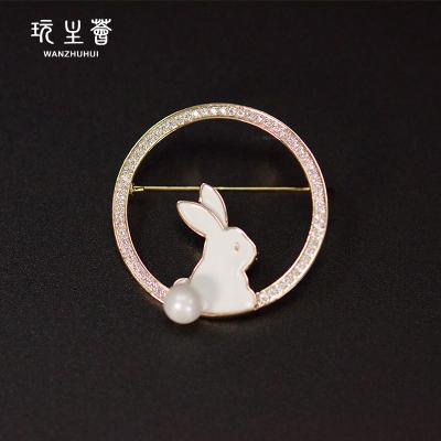 China New Hot Selling White Brooch Design Circle Rabbit Copper Brooch for sale