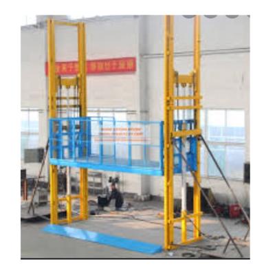 China Contemporary Outdoor 0.5m/s 2000KG Cargo Lift Quantity Insured Spray Steel Plate Goods Lift for sale