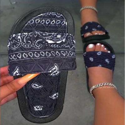 China 2020 Fashion Trend Wholesale Fashion Slides Sandal Jepit Clear Plastic Women Slip On Sandals For Women And Ladies for sale