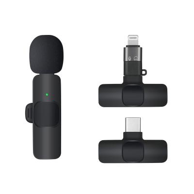 China Wireless MIC Plug and Play Lavalier Microphone Clip For iPhone Android Mic Wireless Recording Lapel Lavalier Microphone Auto-Syncs for sale