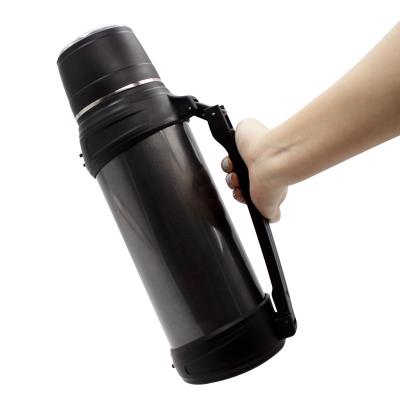 China Large Capacity 2L Outdoor Sports PORTABLE Water Bottle Insulated Cup With Insulated Portable Handle Double Wall Vacuum for sale