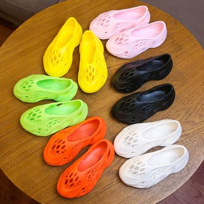 China Best Selling Outdoor Sandals Anti-Slippery Jelly Water Shoes Clogs Kids Slippers For Light Kids Boys Girls Home Shoes 7 Colors for sale