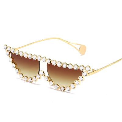 China Oversized Eyewear Diamond Fashion Sun Glasses Cat Eyewear Women's Sunglasses Wholesale Slim Bling Sunglasses for sale