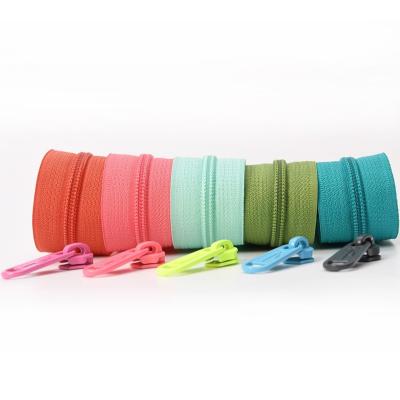 China Viable Wholesale Custom Nylon Roll Cierre 3# 4# 5# 7# 8# 10# Coil Long Zipper Chain For Garment/Textile/Bags/Tent for sale