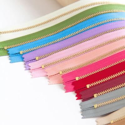 China Leather Metal Gold 3# Metal Zipper Open Custom Zipper Chain Without Dent Sustaining Closed Maintaining for sale