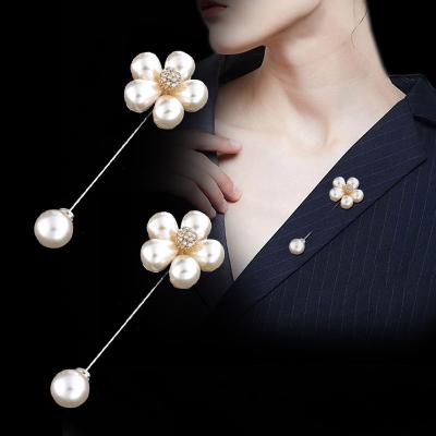 China Simple Exquisite Lightweight Rhinestone Apparel Accessories Apparel Proof Artifact Flower Pearl Brooch Metal Scarf Buckle Pin for sale