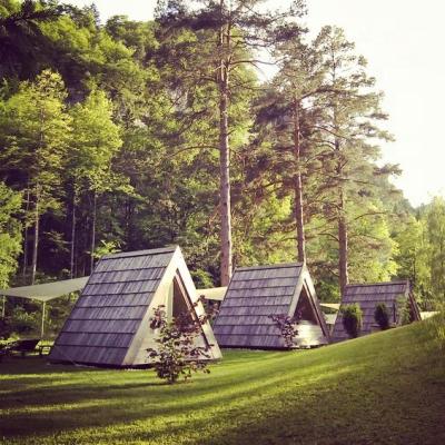 China Modern triangle frame cabin conrayn forest house villa hotel apartment prefab lightweight steel mobile prefab modern holiday house for sale