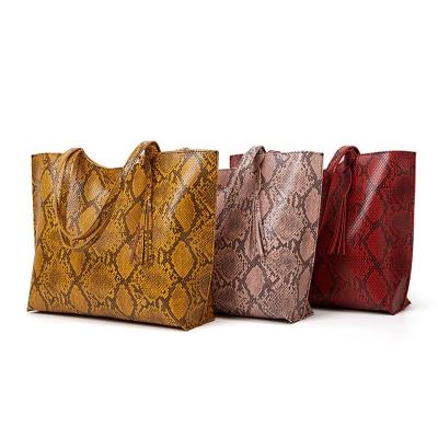 China Shoudler Handbag 2021 Fashion Snake Print Tote Bag Large Capacity Women's Shoulder Handbag for sale