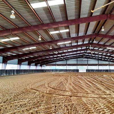 China Op maat geprefabriceerd staal Rijden Arena Gebouwen Schuifbare Sandwich Panel Deur Voor landbouwgereedschappen Te koop