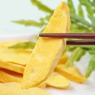 China Healthy Freeze - Dried Mango Chips  5mm Thickness Long Shelf Life Retains Fresh Flavor zu verkaufen