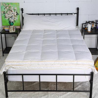 China Home Hotel Anti-bacteria Cotton White Stripe Bed Breathable Mattress Topper for sale