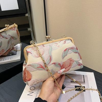 China NEW CLIP CHAIN BAG CHINESE STYLE SHELL BAG NATIONAL STYLE FLOWER SHOULDER BAG FASHION DINNER CROSSBODY BAG FOR WOMEN Te koop