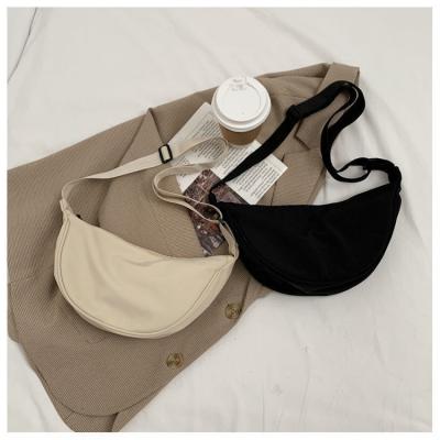 Cina NYLON CROSSBODY BAG CROSSBODY BAG FEMALE 2024 NEW DUMPLING LIGHTWEIGHT UNDERARM BAG ALL SHOULDER CANVAS BAG in vendita