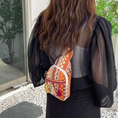 Chine Nouveauté de la mode chinoise sac à main à épaule unique sac à main croisé rouge simple style ethnique petit sac texturé sac à poitrine sac de femme à vendre