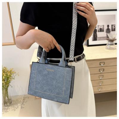 China VINTAGE CHIC TEXTURED LETTER TOTE BAG WOMEN'S BAG 2024 NEW LARGE CAPACITY FASHION HANDBAG WIDE STRAP SHOULDER BAG for sale