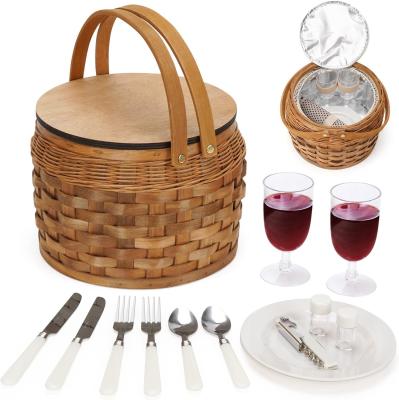 中国 Small Picnic Baskets with Insulated Cooler, Picnic Basket Hamper for 2, Woodchip Wicker Basket, Including 2 Sets 販売のため