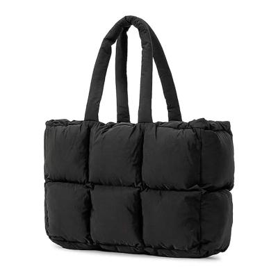 China Bolsas de moda puffy con colchas para mujeres Personaliza tus bolsas con servicios OEM y ODM en venta