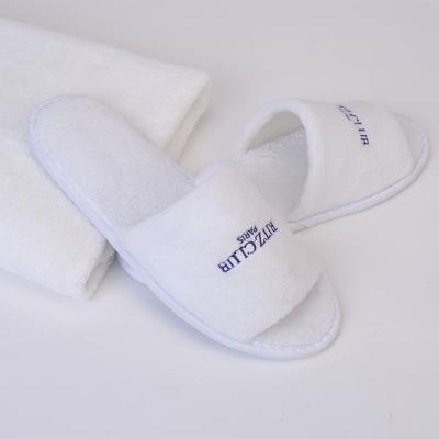 China Exquisite Disposable Eva Hotel Amenities Custom Logo Biodegradable Disposable Bathroom Slippers For Hotels for sale