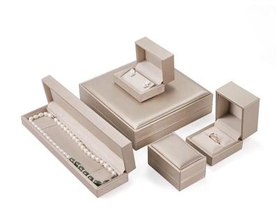 China Leatherette Customized Luxury PU Leather Pendant Box / Necklace Box for sale