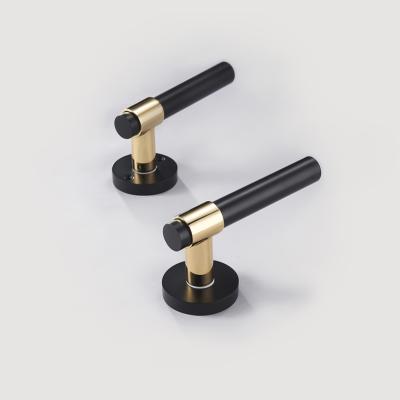 China Minimalist Maxery Simple Design Black And Gold Color Brass Door Lever Handle With Cylinder Rose Door Knob for sale