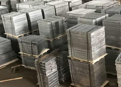 China 824mm galvanisierte Stahlgehweg-Zerreibenkratzende Stahlplatten treten Stahlrahmen-Gitter zu verkaufen